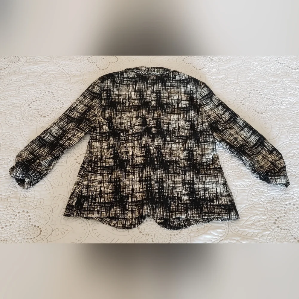 SOHO Apparel Ltd. B&W Blazer - Picture 2 of 10